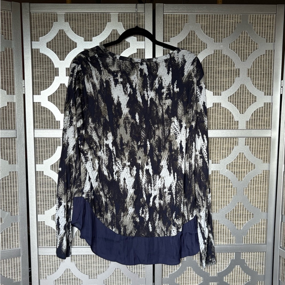 NWT Vera Wang Black and White Asymmetrical Pleated Blouse - Picture 7 of 7